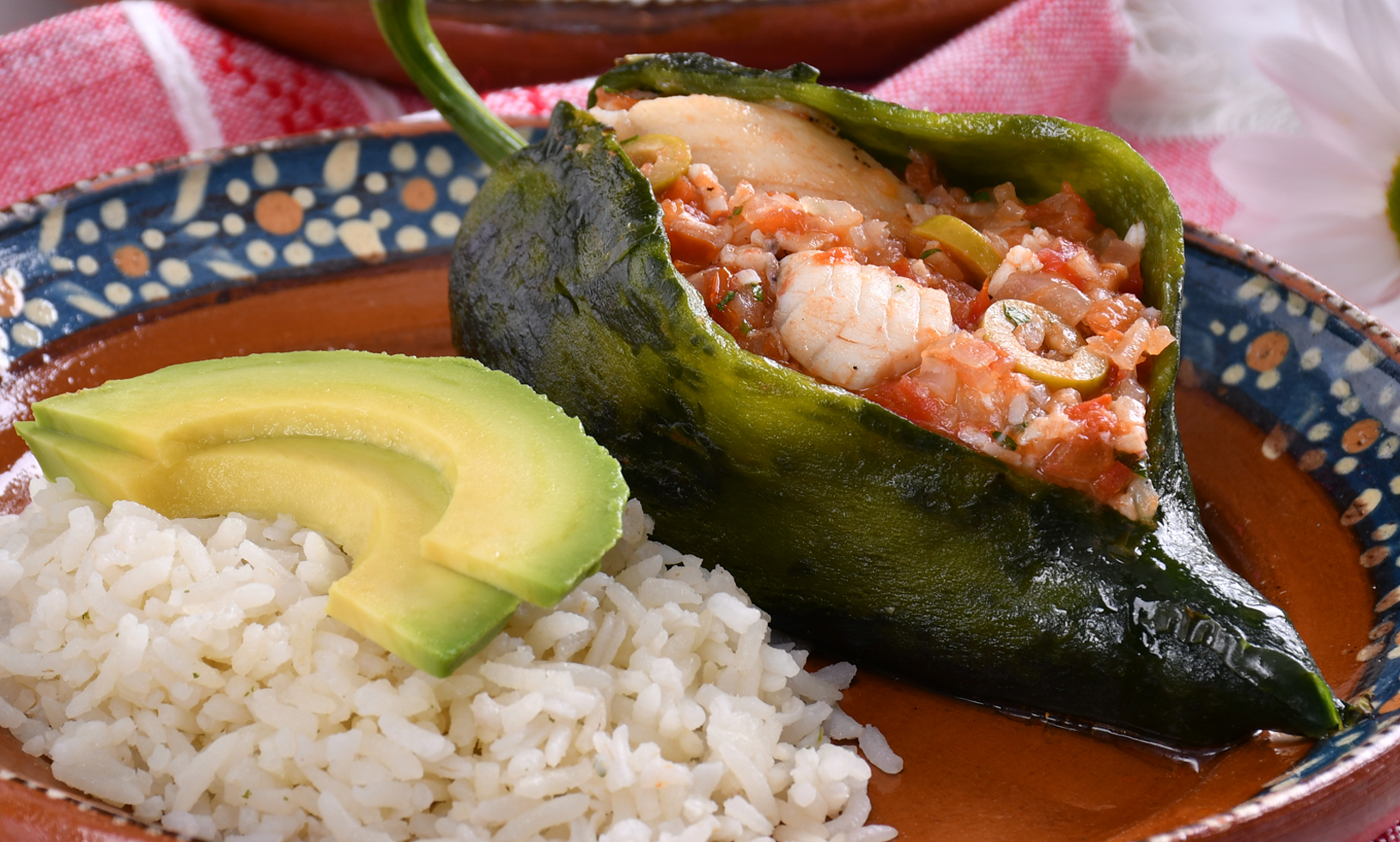 Chile relleno de salpicón de sabanitas de mojarra Regal Springs