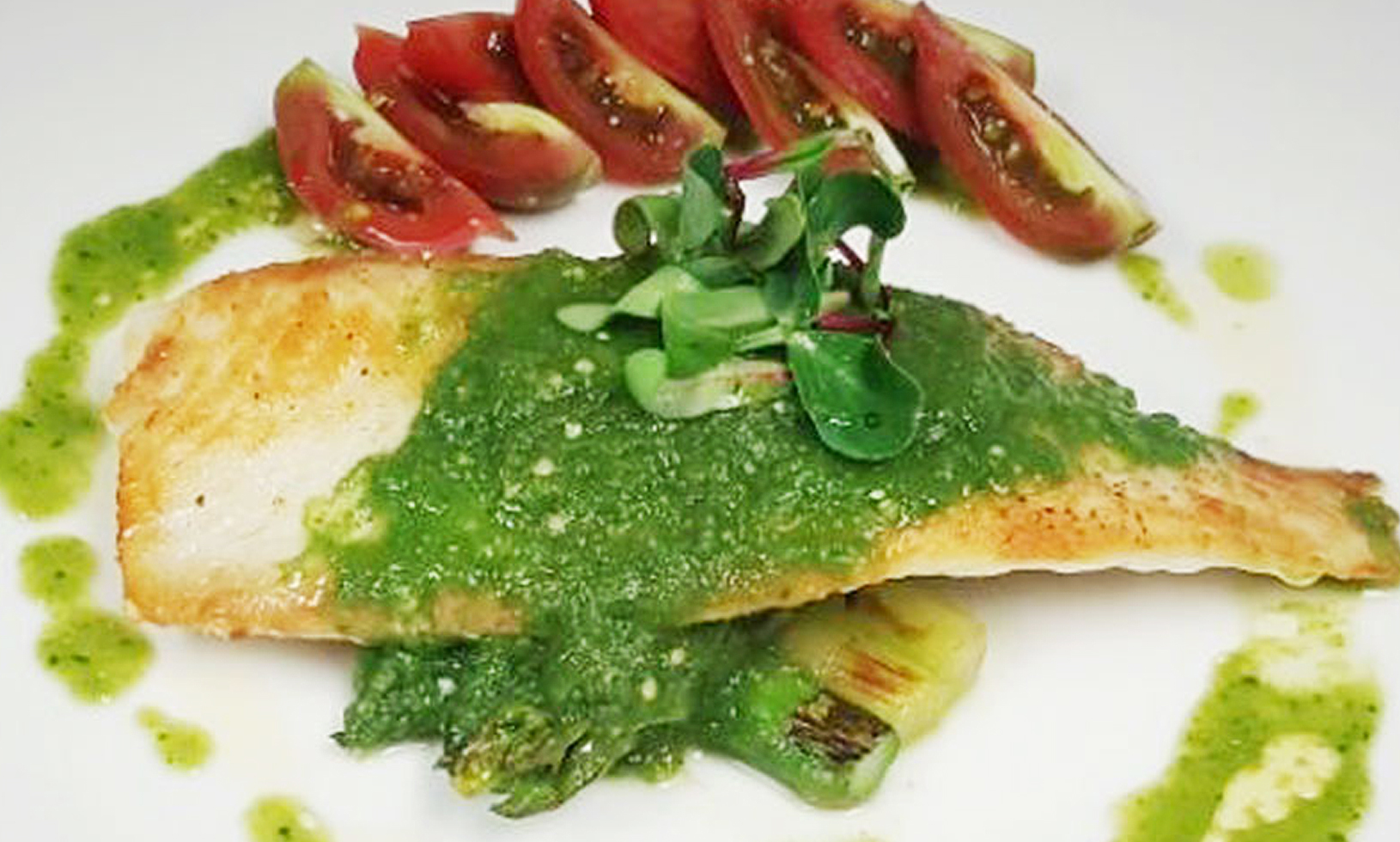 Filete de Mojarra Sellado y Rostizado en Salsa Verde, Láminas de Espárragos, Jitomate Orgánico