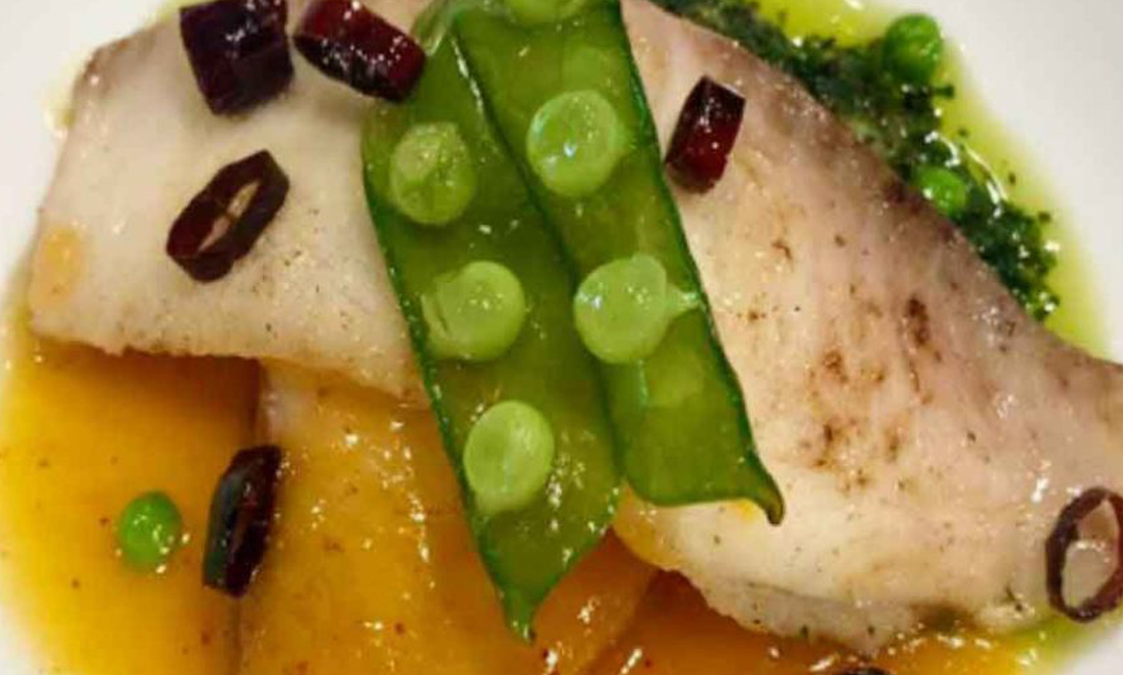 Lomos de pescado en salsa de mango y chile de árbol